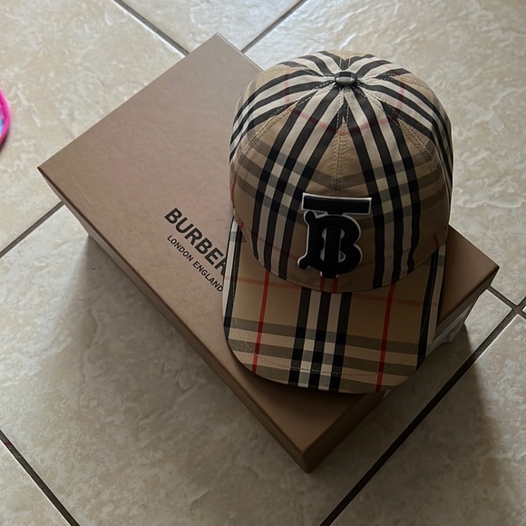 Burberry hat,
